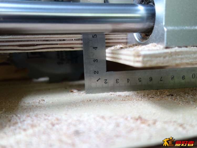 用直線光軸做的導軌鋸